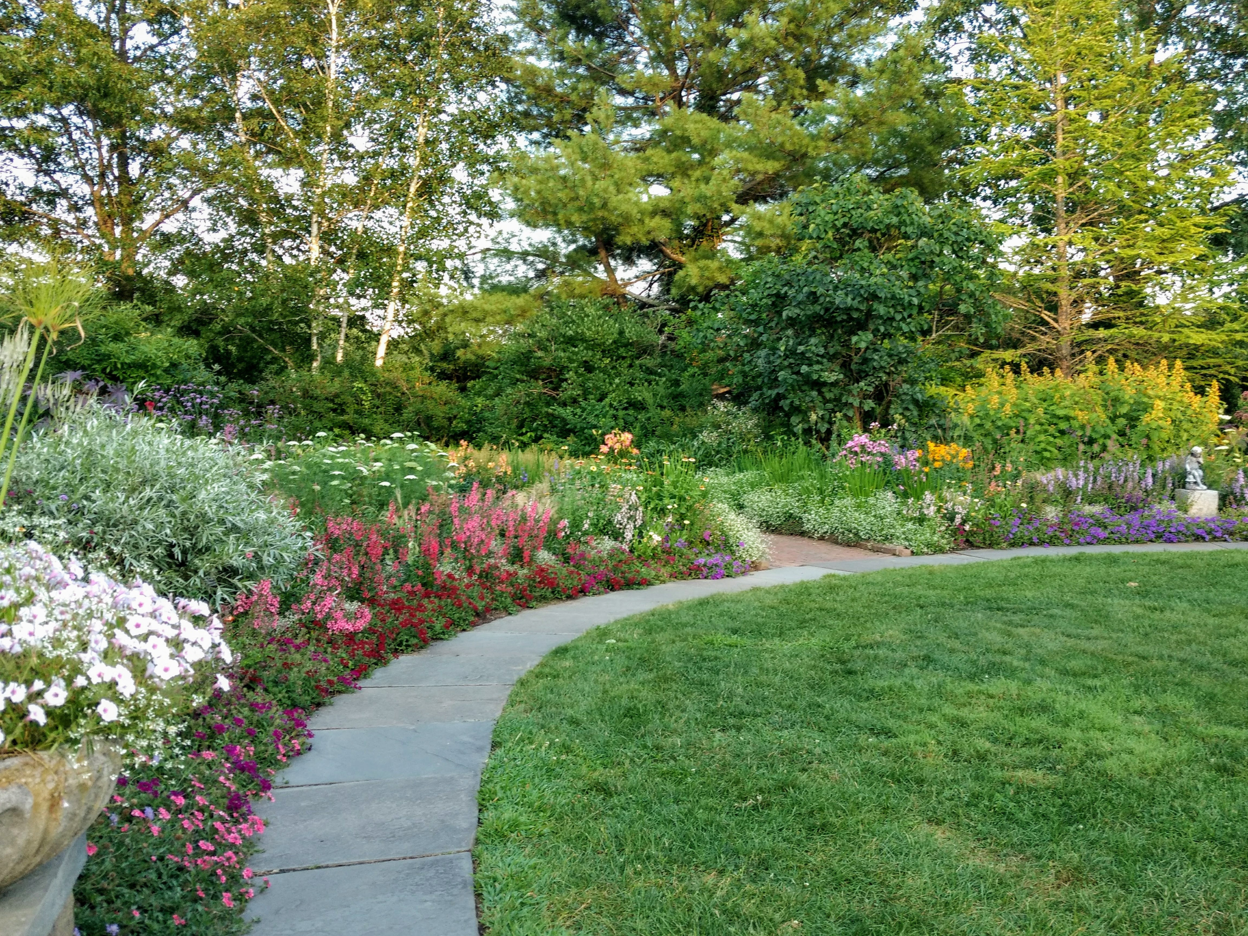 Благоустройство участка частного дома в Мурманске и Мурманской области